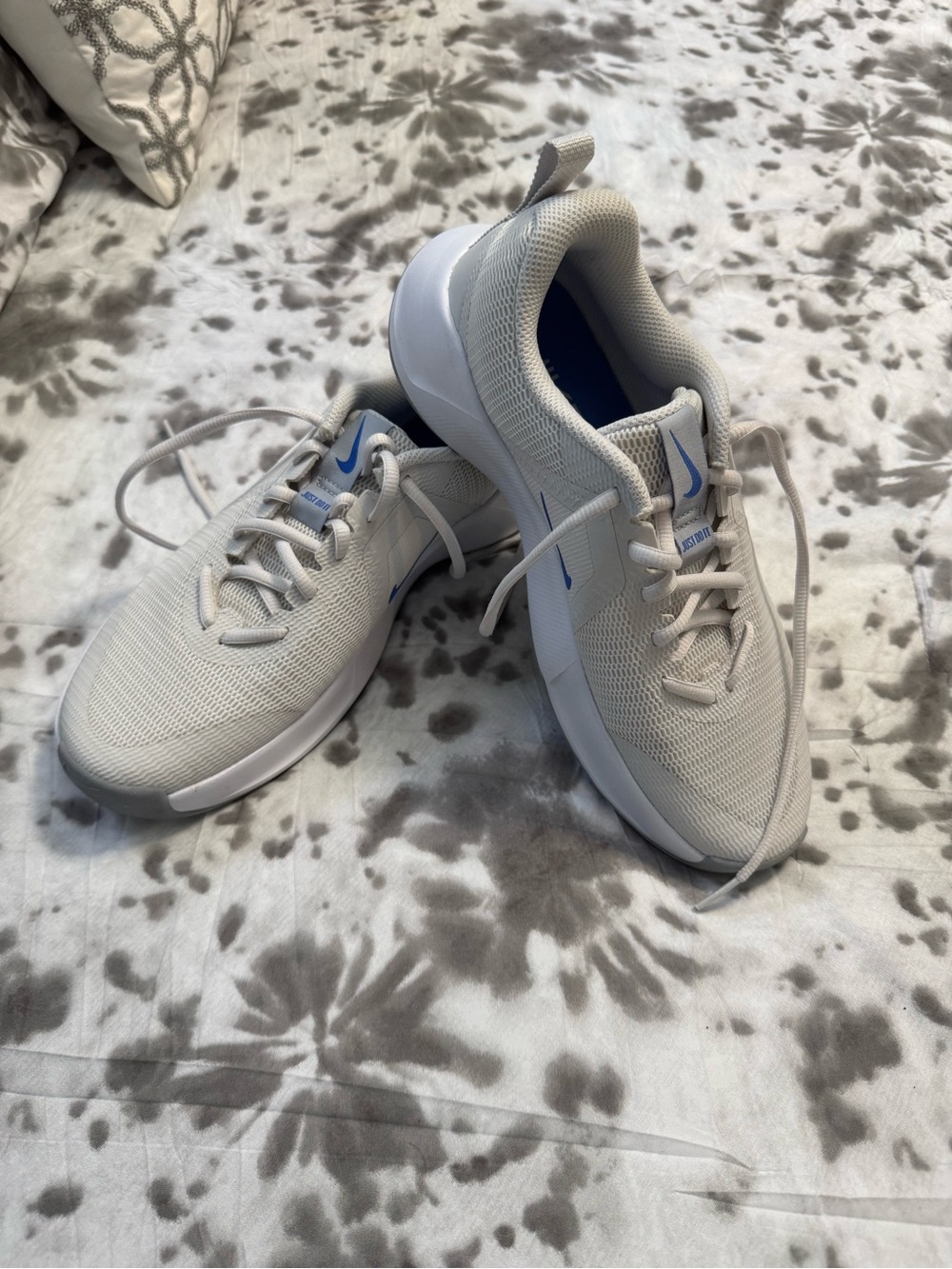 Nike Men’s Cream Athletic Sneakers with Blue Swoosh